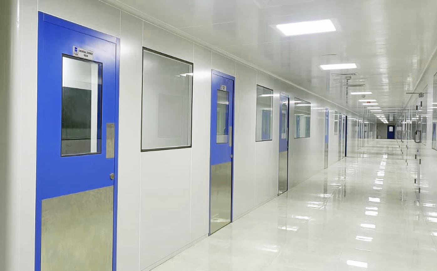 Modular white pharmaceutical cleanroom corridor of the type Fabtech delivers