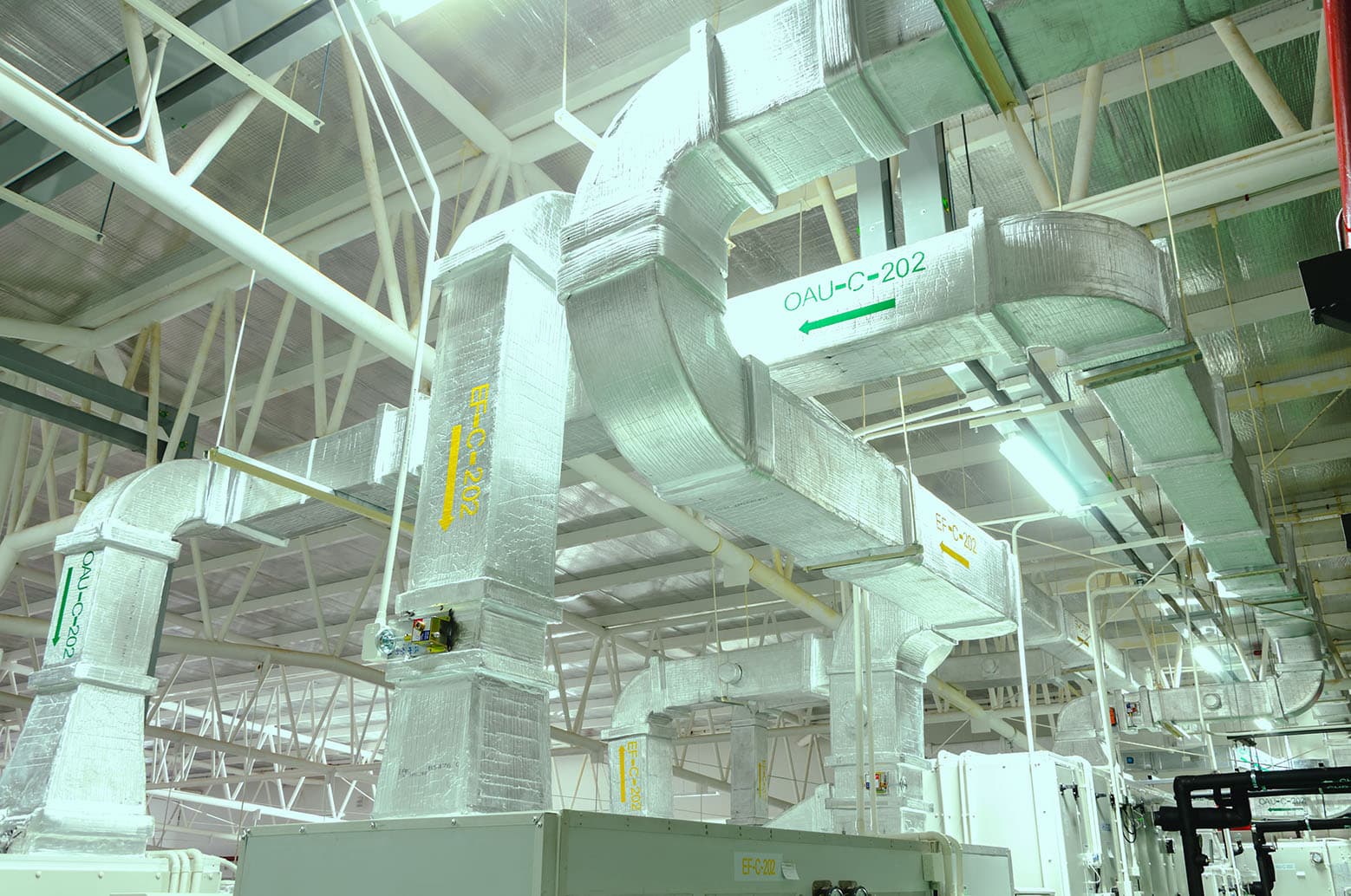 Insulated supply and return ducting feeding a cleanroom air handling unit