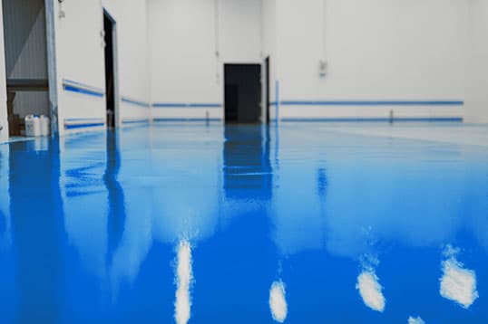 High-gloss white epoxy floor in a Fabtech pharmaceutical cleanroom